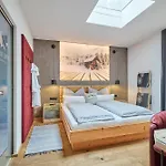 Mountain Living Ski-in & Out Silvretta Sommer Card Including 湖城